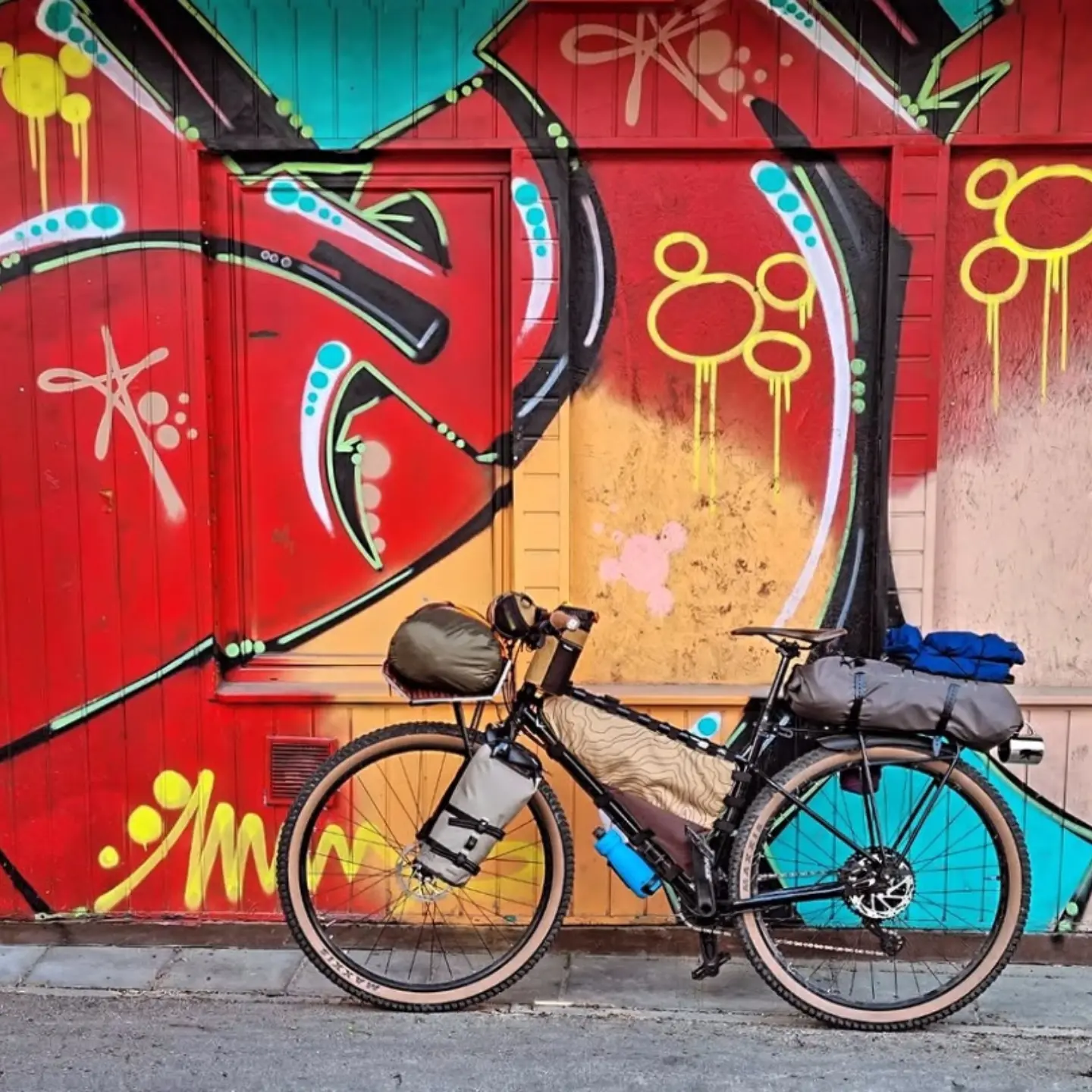 🎨🚲 The more memories you collect on the road, the less you miss your couch.
A colorful wall, a new street, an unexpected