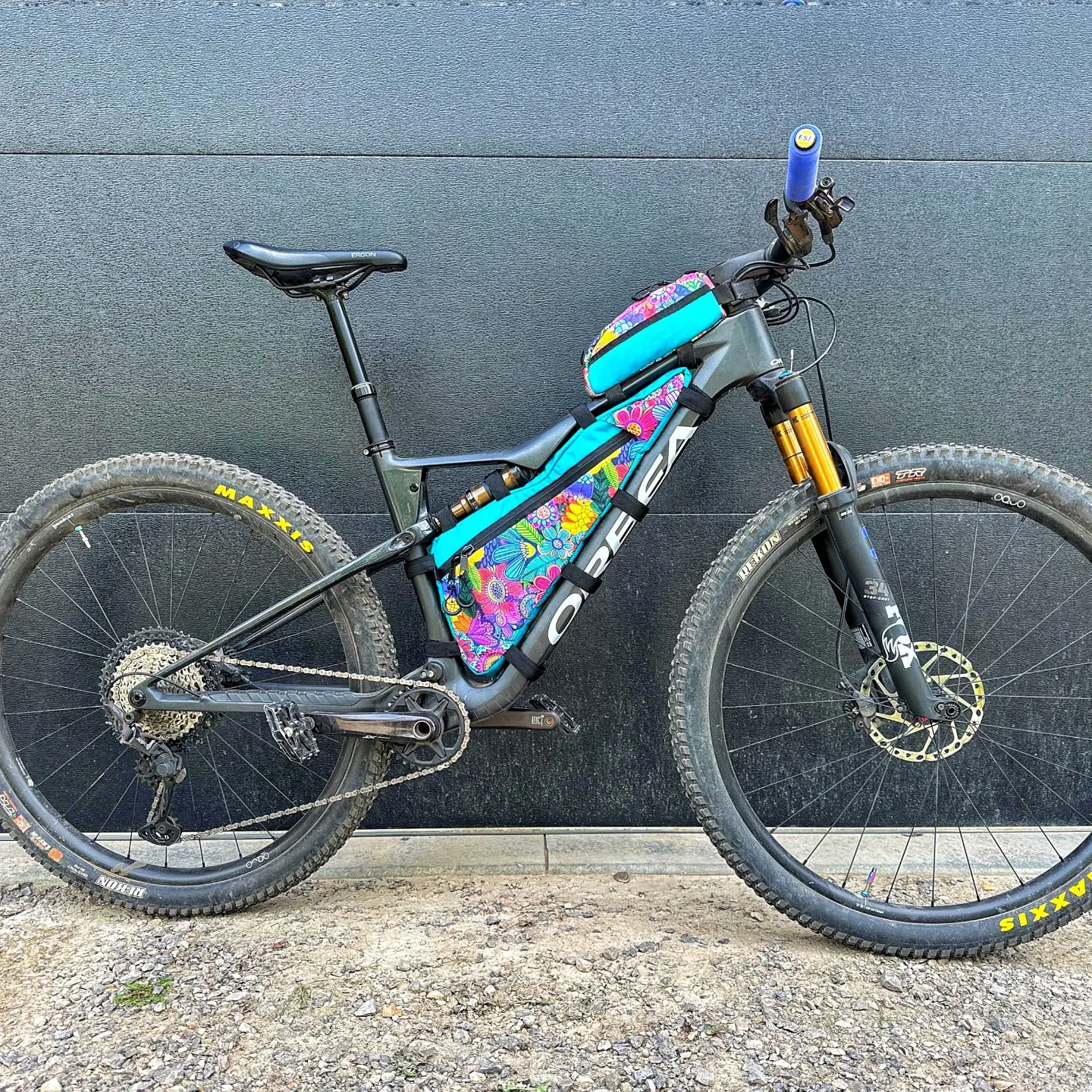 Your bike deserves a bag as unique as your adventures. 🌈🚴
A custom frame bag keeps your essentials exactly where you nee